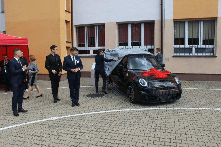 Przekazanie przez koncern BMW samochodu Mini dla uczniówZSS